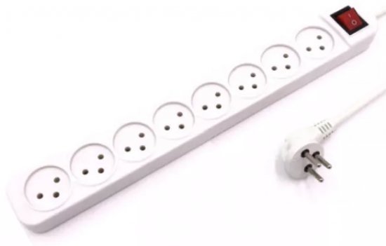 רב שקע 8 עם כבל 3x1.5מ''מ באורך 3 מטר + מפסק מבית Luggar